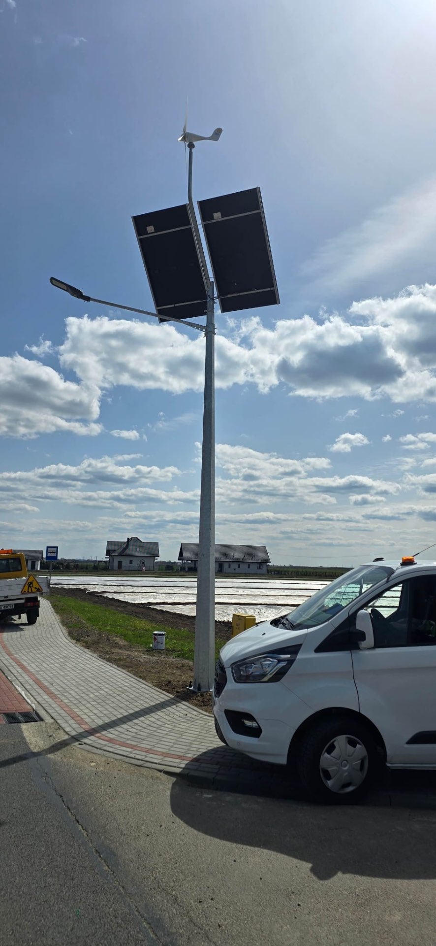 Hybrydowa lampa solarno-wiatrowa LED przy drodze