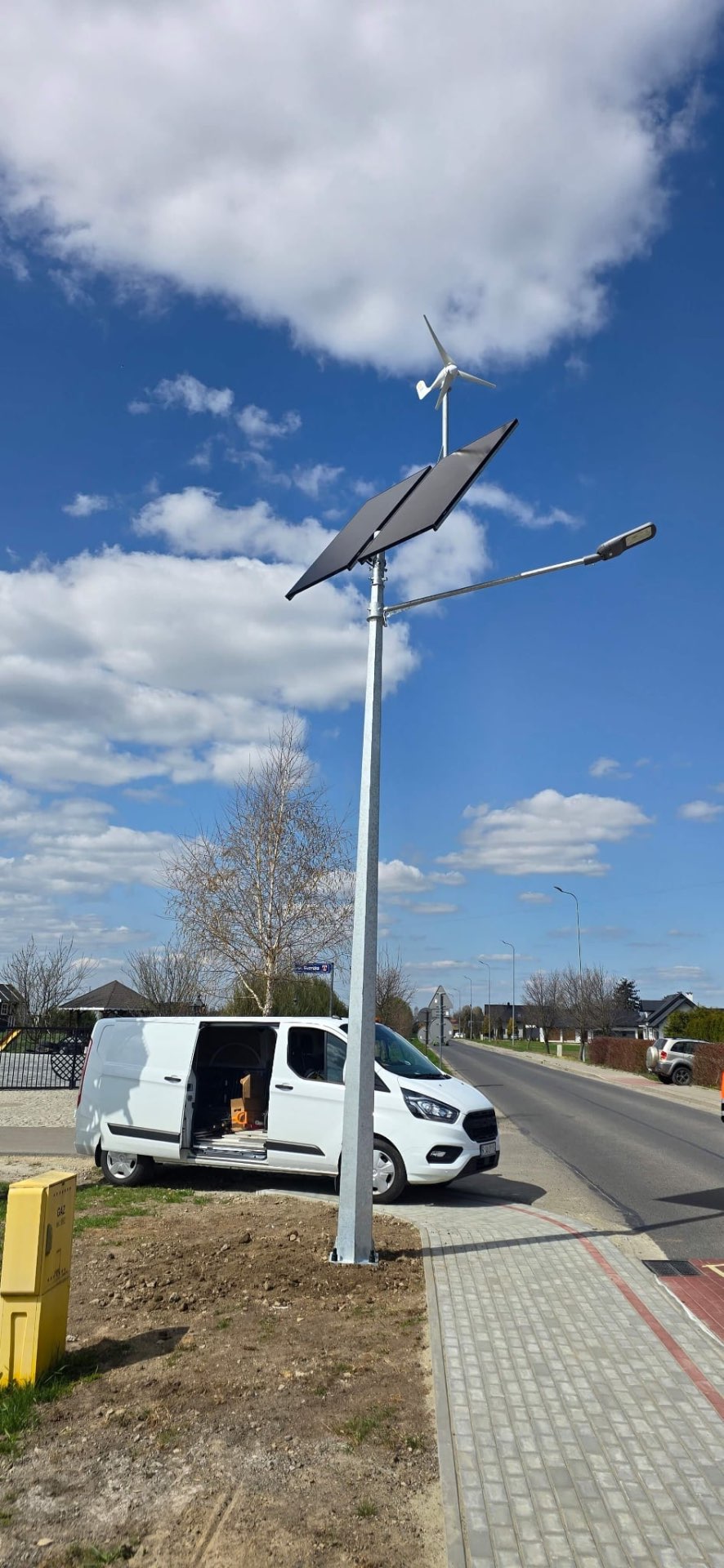 Autonomiczna lampa uliczna z panelem PV i turbiną
