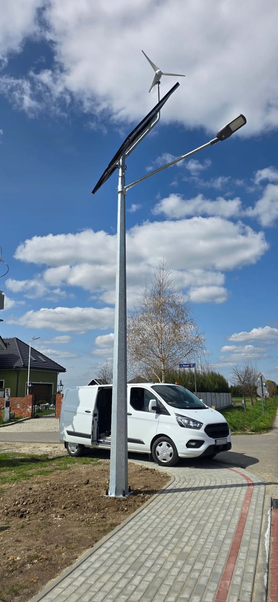 Lampa solarna LED z panelami i turbiną