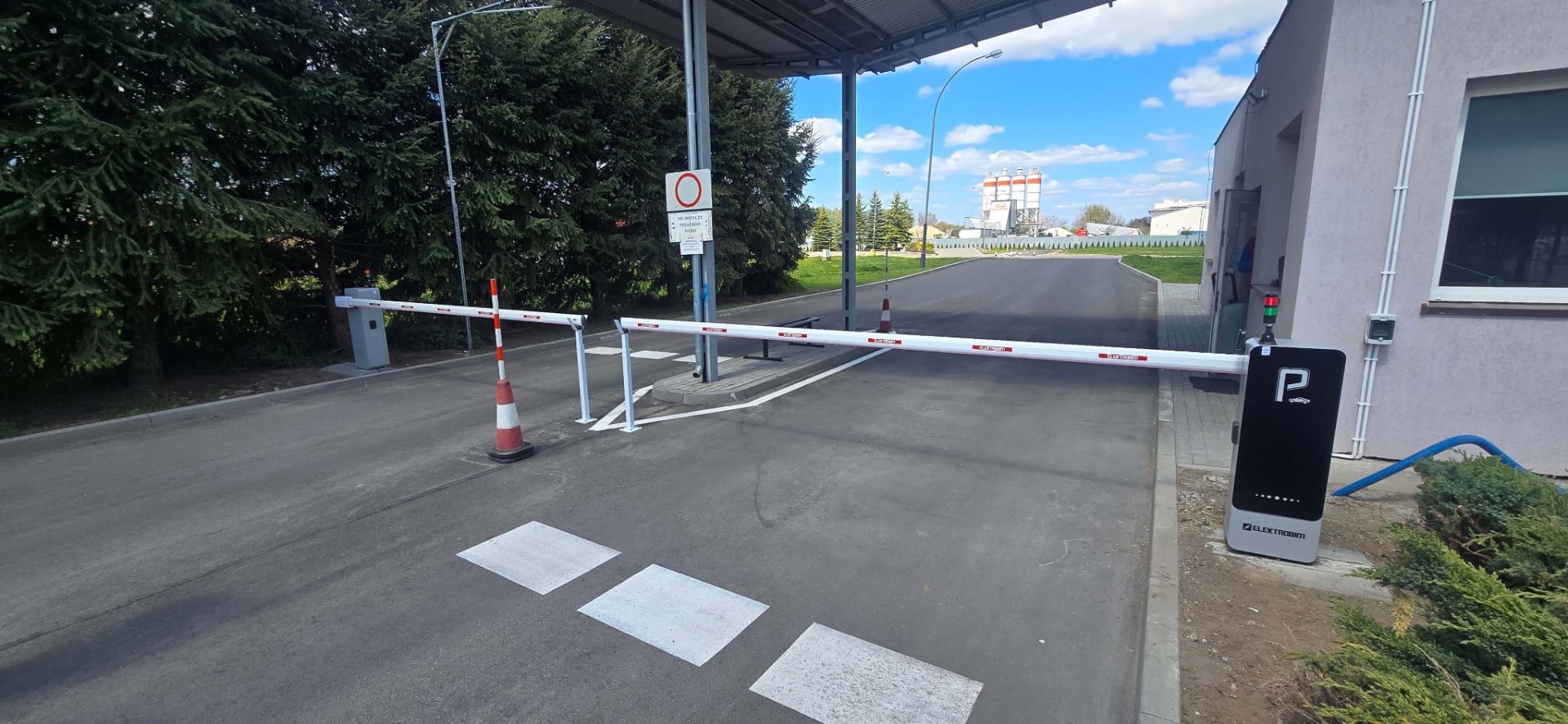 System parkingowy ze szlabanem