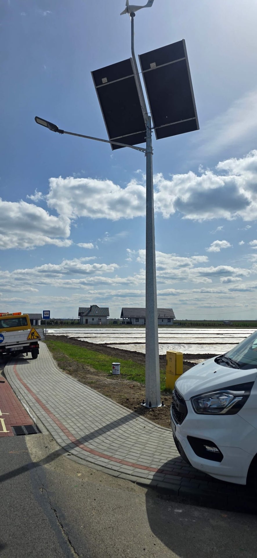 Lampa hybrydowa solarno-wiatrowa przy drodze